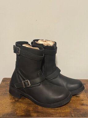 Milwaukee Warehouse Black Buckle Strap Boots - Classic Riding Style